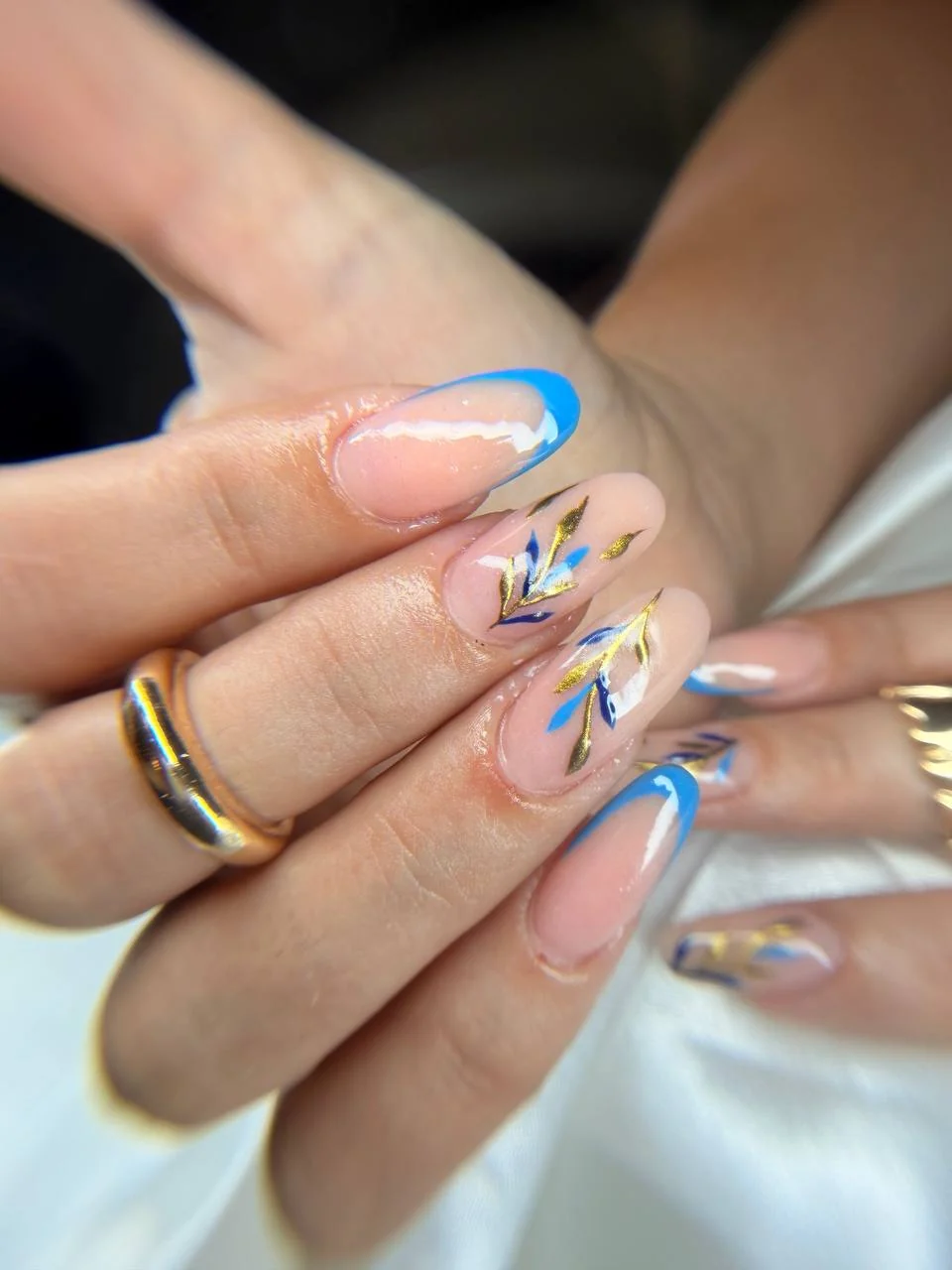 Detalle de una francesa azul con hojas pintadas y acabado dorado